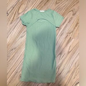 Ribbed knit. Ends above the knee on 5’0. Key hole right above chest.